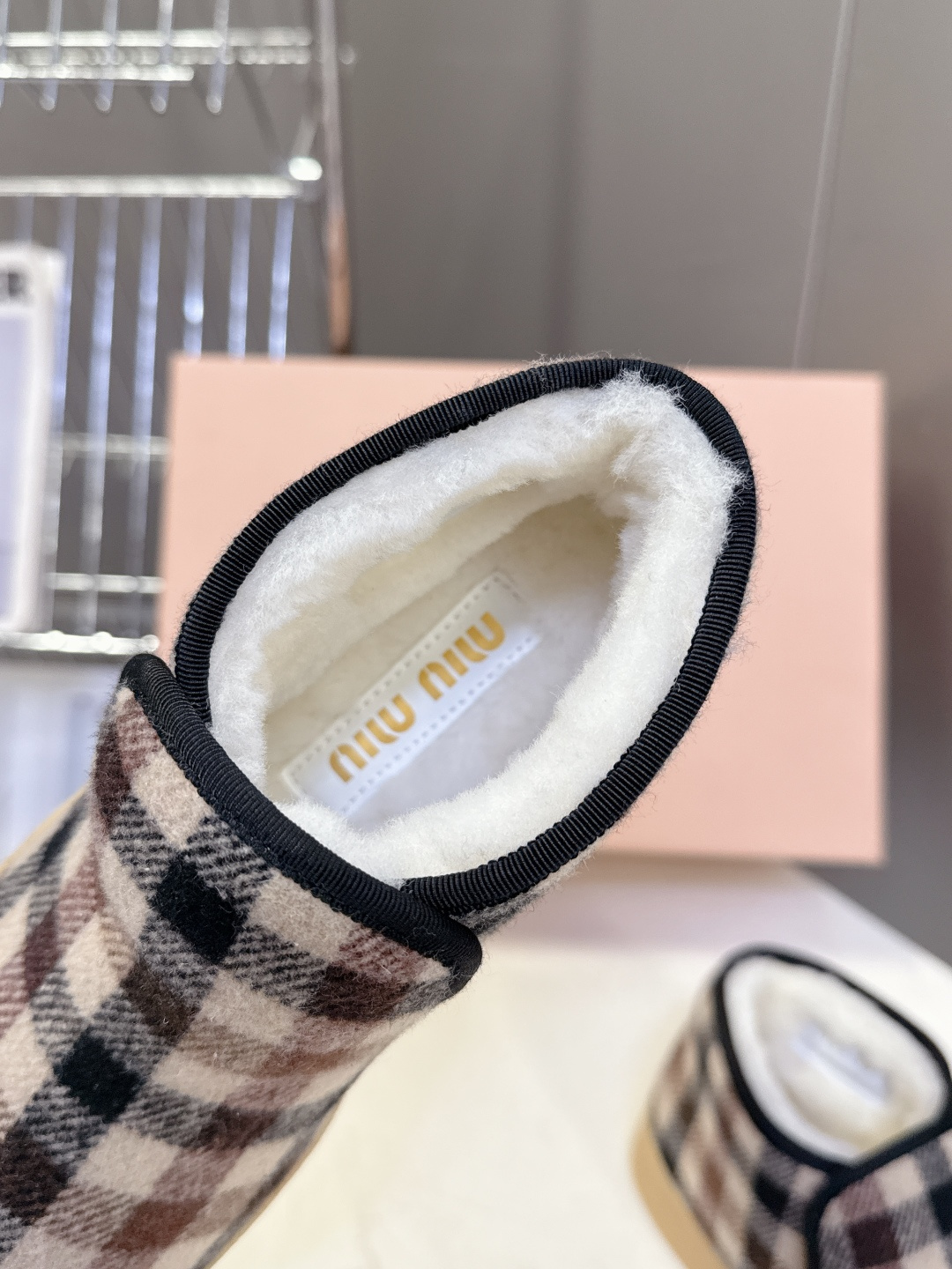 MiuMiu缪缪最新走秀款复古毛毛鞋 一脚蹬短靴官方秀场出镜率最高的单品 超多明星时尚博主种草 miu系