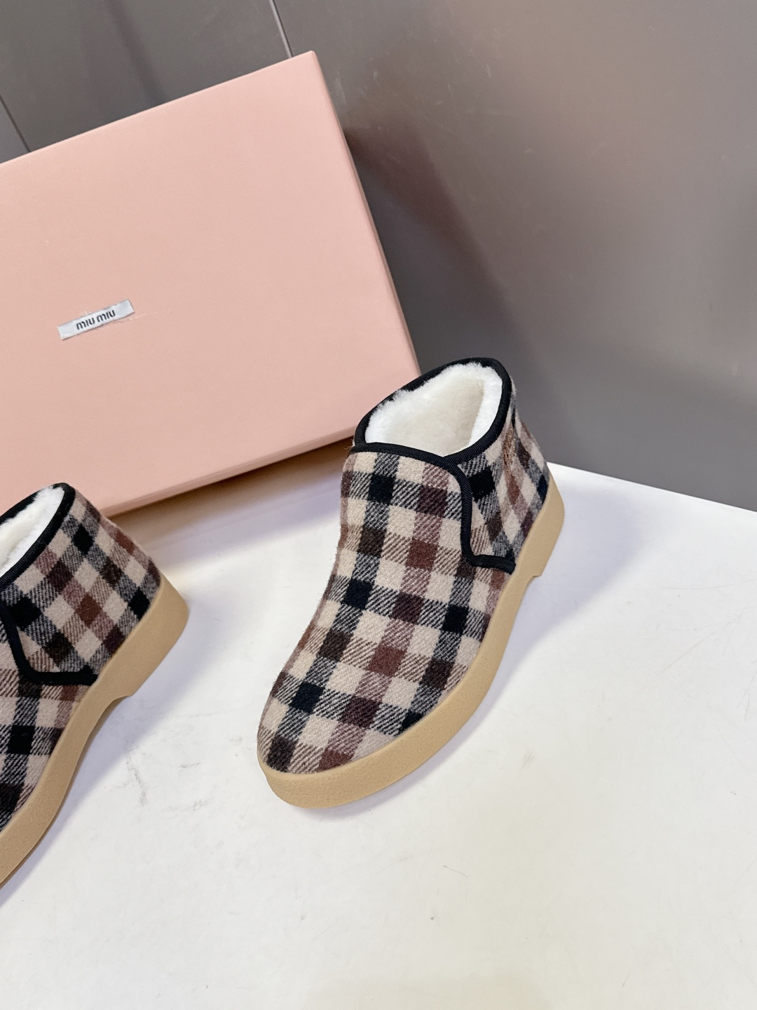 MiuMiu缪缪最新走秀款复古毛毛鞋 一脚蹬短靴官方秀场出镜率最高的单品 超多明星时尚博主种草 miu系