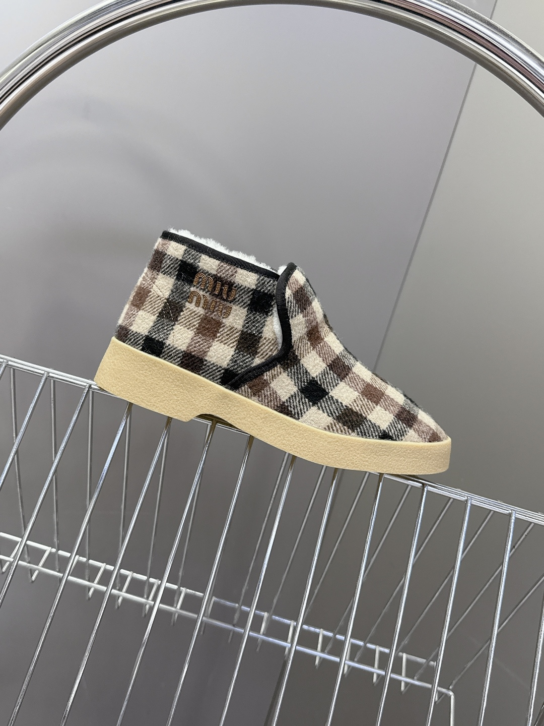 MiuMiu缪缪最新走秀款复古毛毛鞋 一脚蹬短靴官方秀场出镜率最高的单品 超多明星时尚博主种草 miu系