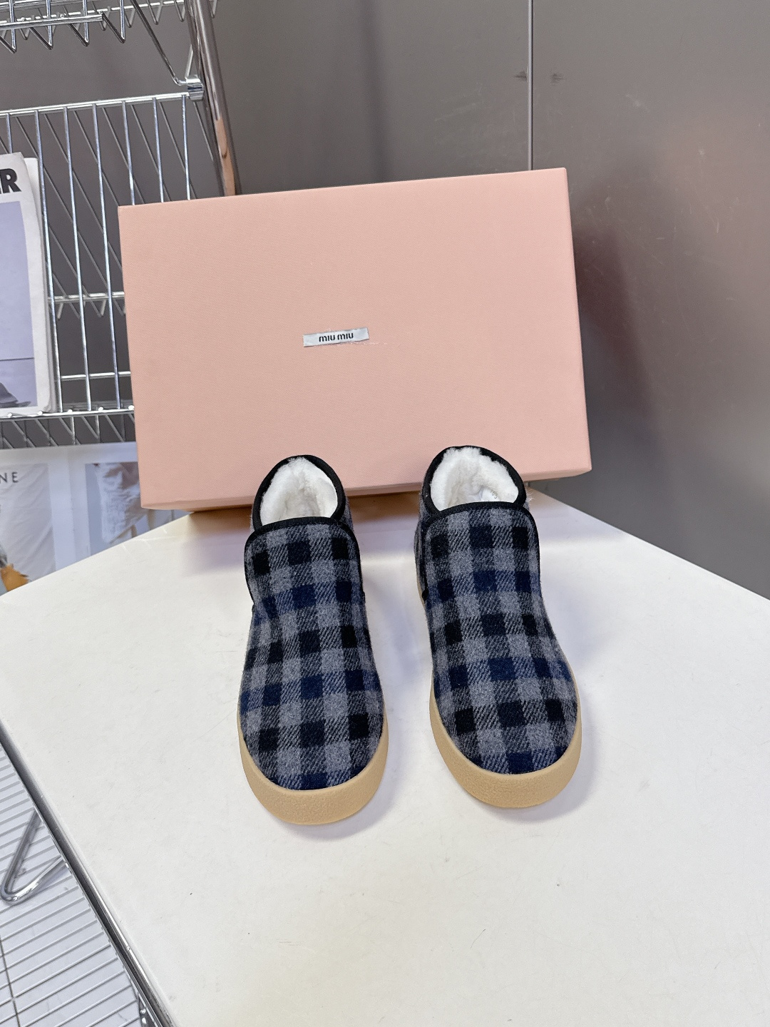 MiuMiu缪缪最新走秀款复古毛毛鞋 一脚蹬短靴官方秀场出镜率最高的单品 超多明星时尚博主种草 miu系