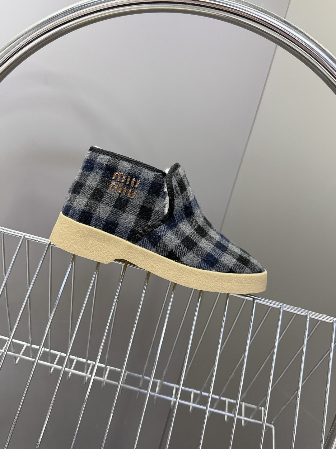 MiuMiu缪缪最新走秀款复古毛毛鞋 一脚蹬短靴官方秀场出镜率最高的单品 超多明星时尚博主种草 miu系