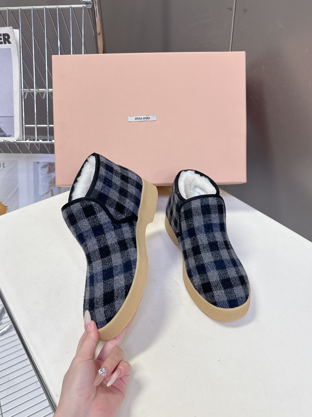 MiuMiu缪缪最新走秀款复古毛毛鞋 一脚蹬短靴官方秀场出镜率最高的单品 超多明星时尚博主种草 miu系