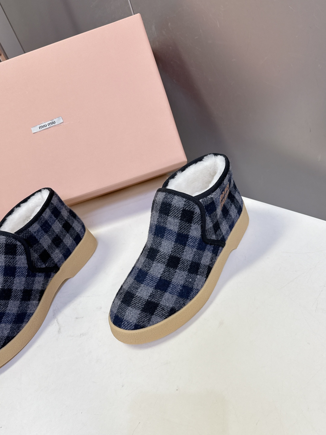 MiuMiu缪缪最新走秀款复古毛毛鞋 一脚蹬短靴官方秀场出镜率最高的单品 超多明星时尚博主种草 miu系