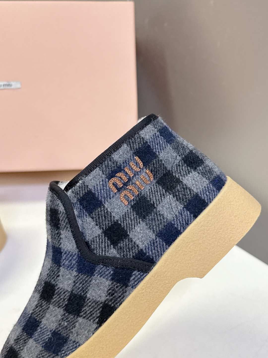 MiuMiu缪缪最新走秀款复古毛毛鞋 一脚蹬短靴官方秀场出镜率最高的单品 超多明星时尚博主种草 miu系