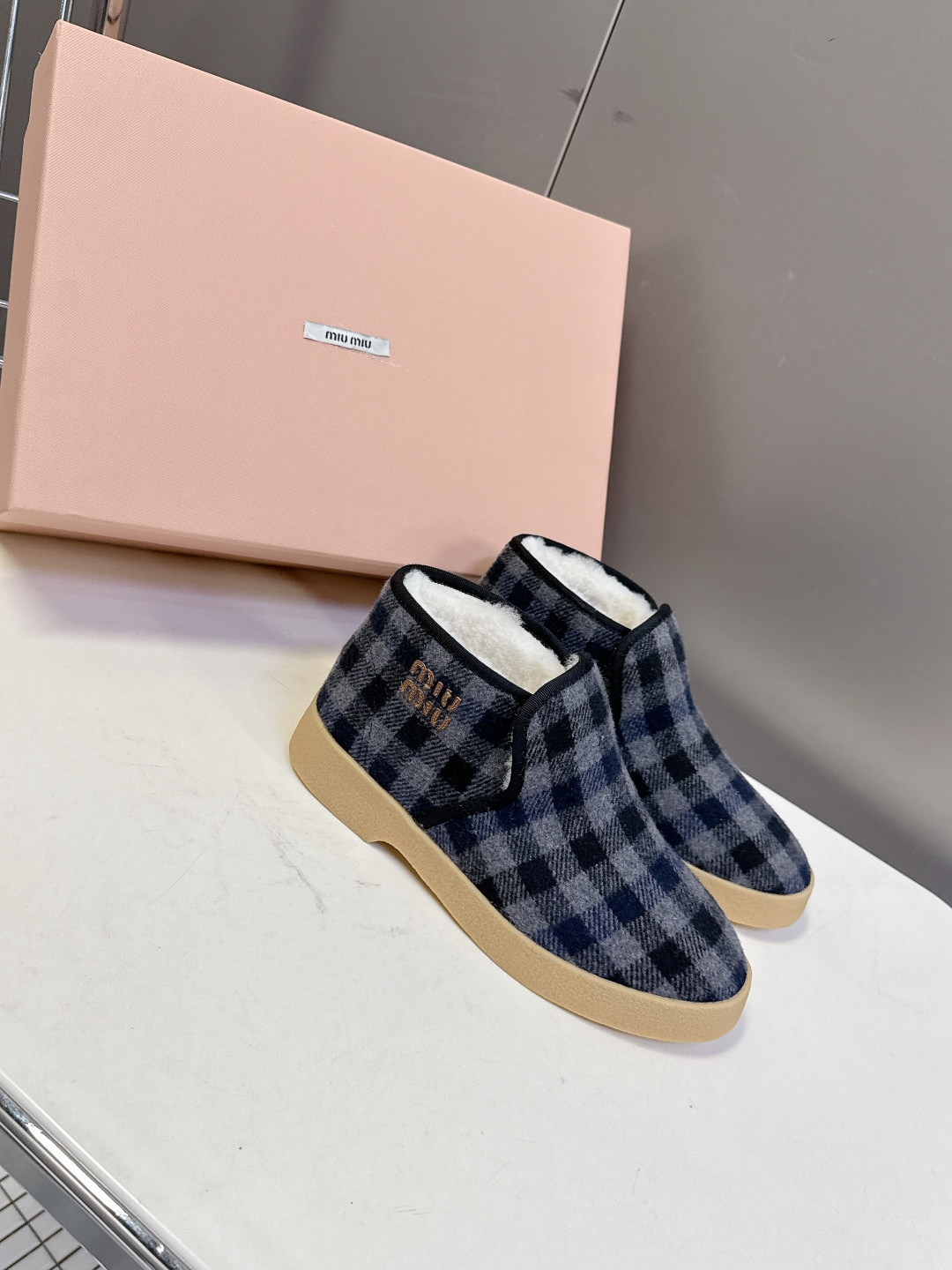 MiuMiu缪缪最新走秀款复古毛毛鞋 一脚蹬短靴官方秀场出镜率最高的单品 超多明星时尚博主种草 miu系