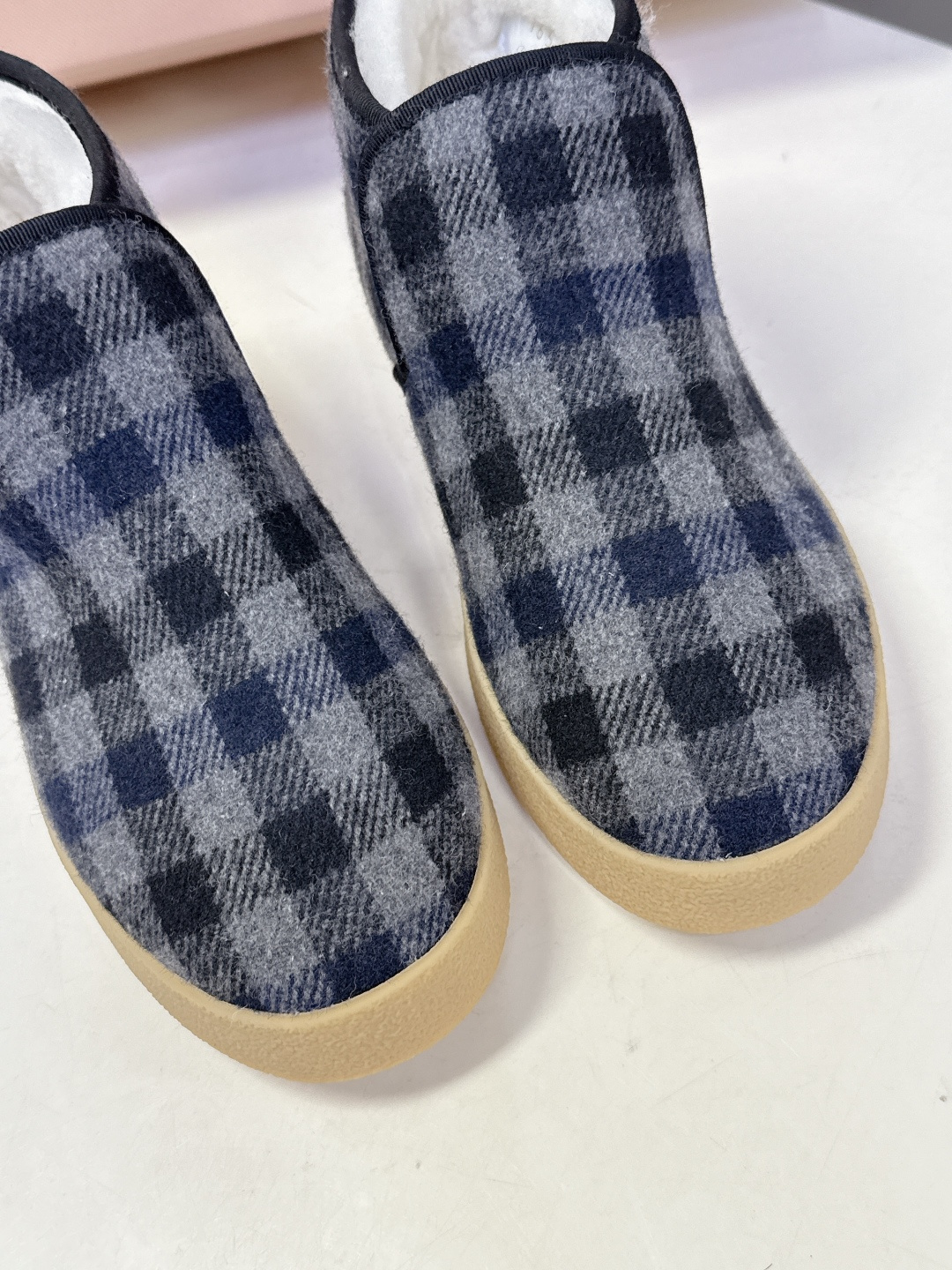 MiuMiu缪缪最新走秀款复古毛毛鞋 一脚蹬短靴官方秀场出镜率最高的单品 超多明星时尚博主种草 miu系