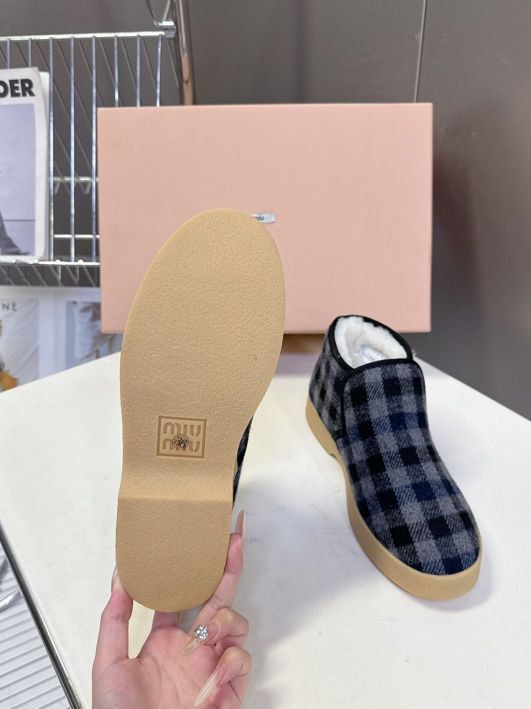 MiuMiu缪缪最新走秀款复古毛毛鞋 一脚蹬短靴官方秀场出镜率最高的单品 超多明星时尚博主种草 miu系