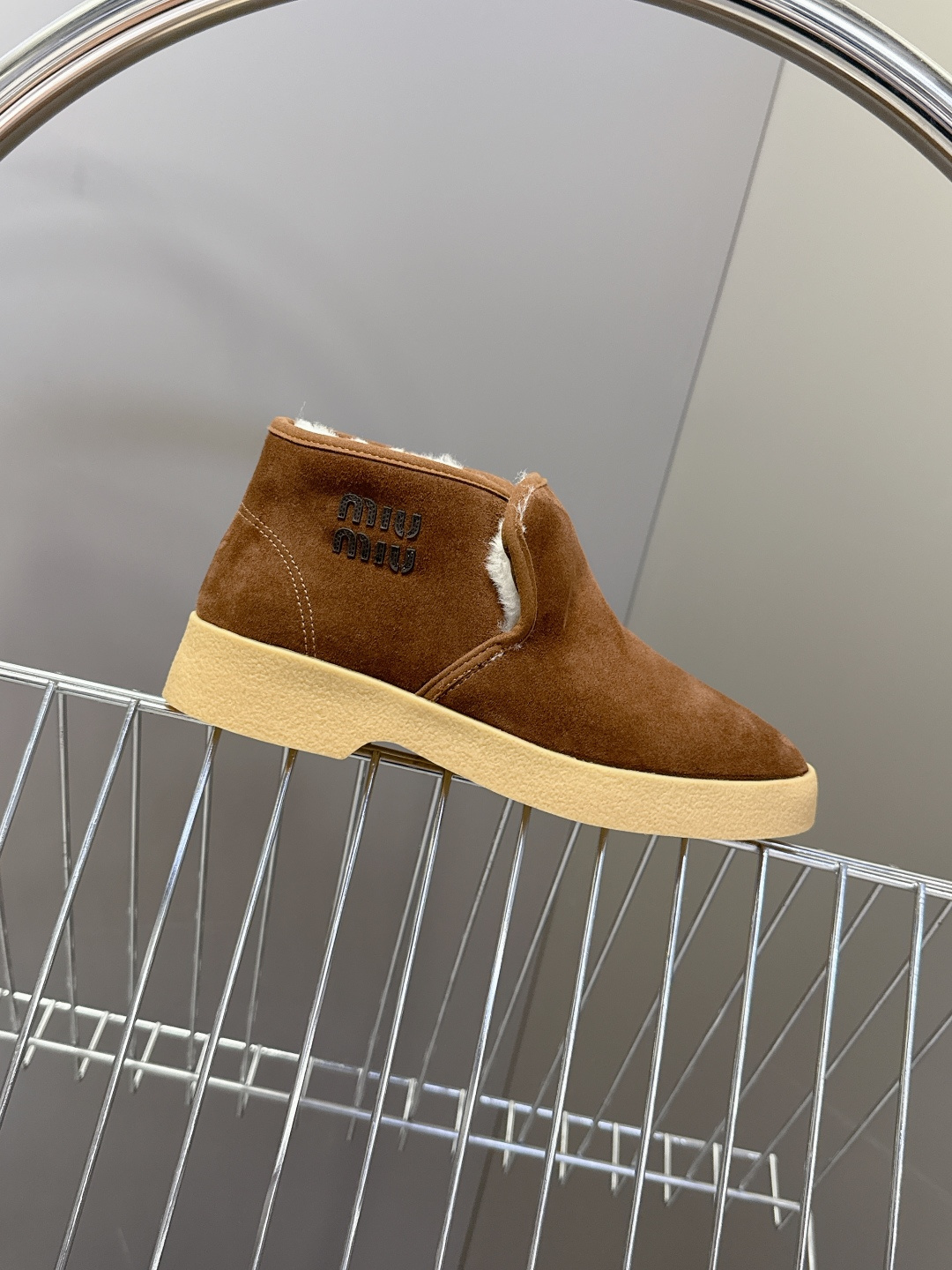MiuMiu缪缪最新走秀款复古毛毛鞋 一脚蹬短靴官方秀场出镜率最高的单品 超多明星时尚博主种草 miu系