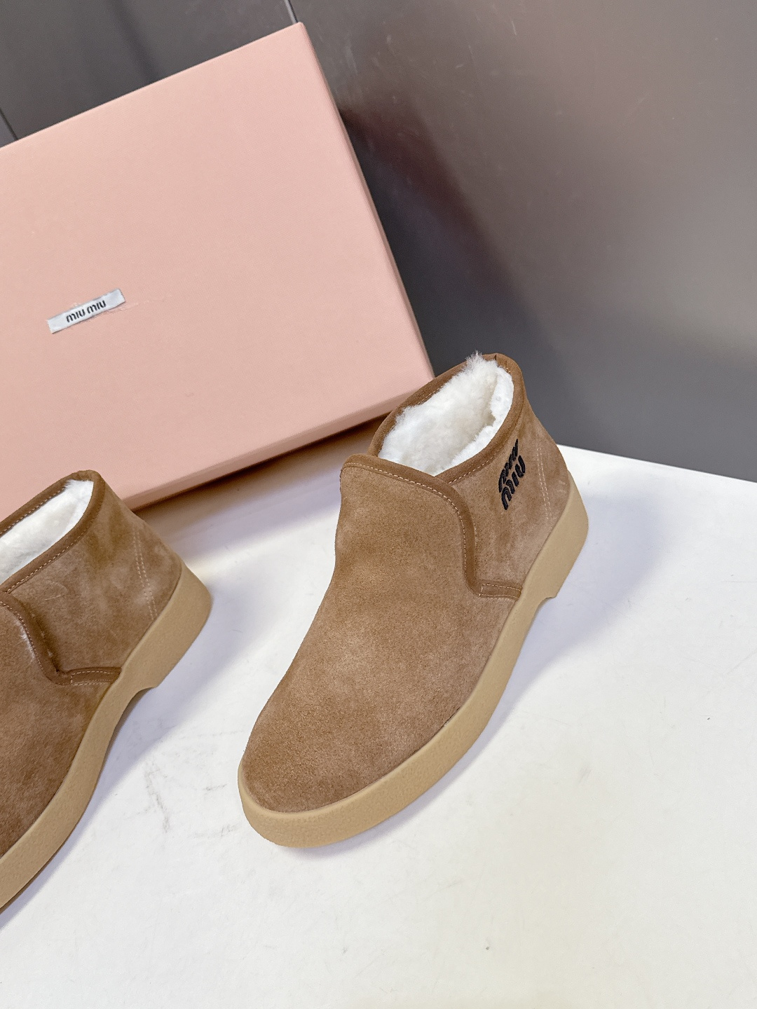 MiuMiu缪缪最新走秀款复古毛毛鞋 一脚蹬短靴官方秀场出镜率最高的单品 超多明星时尚博主种草 miu系
