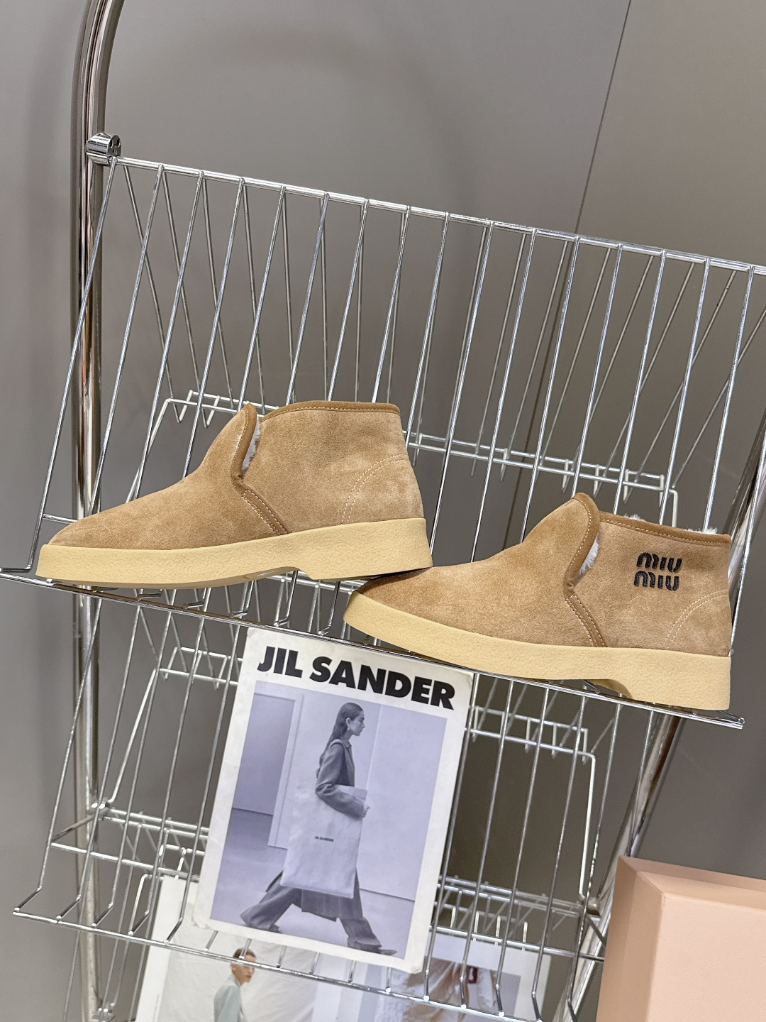 MiuMiu缪缪最新走秀款复古毛毛鞋 一脚蹬短靴官方秀场出镜率最高的单品 超多明星时尚博主种草 miu系