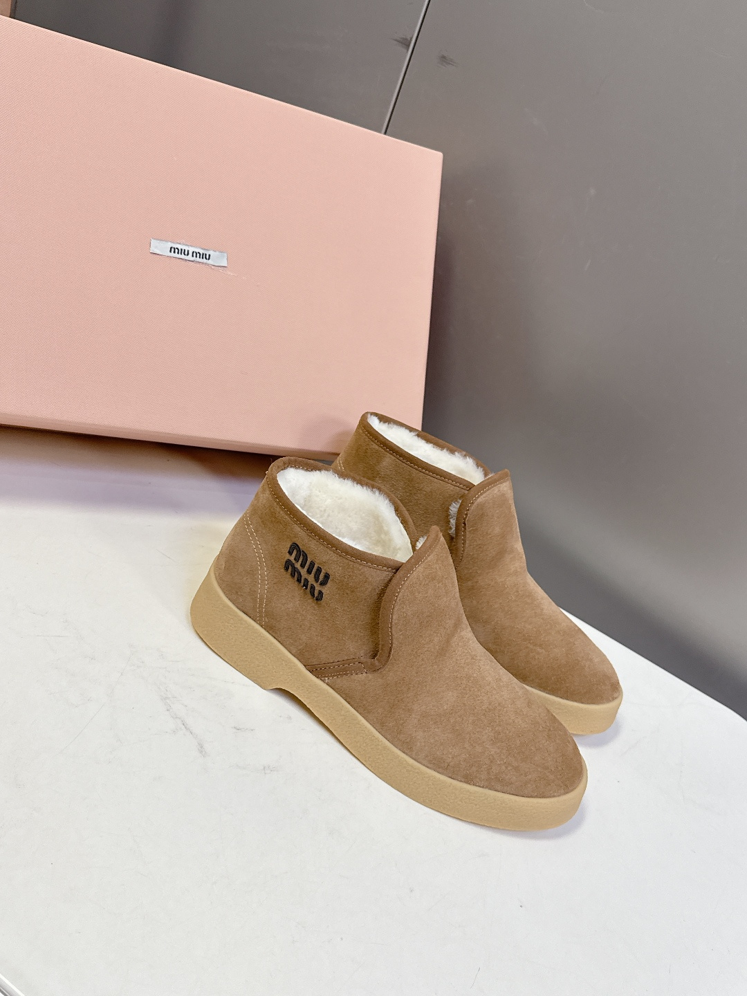 MiuMiu缪缪最新走秀款复古毛毛鞋 一脚蹬短靴官方秀场出镜率最高的单品 超多明星时尚博主种草 miu系