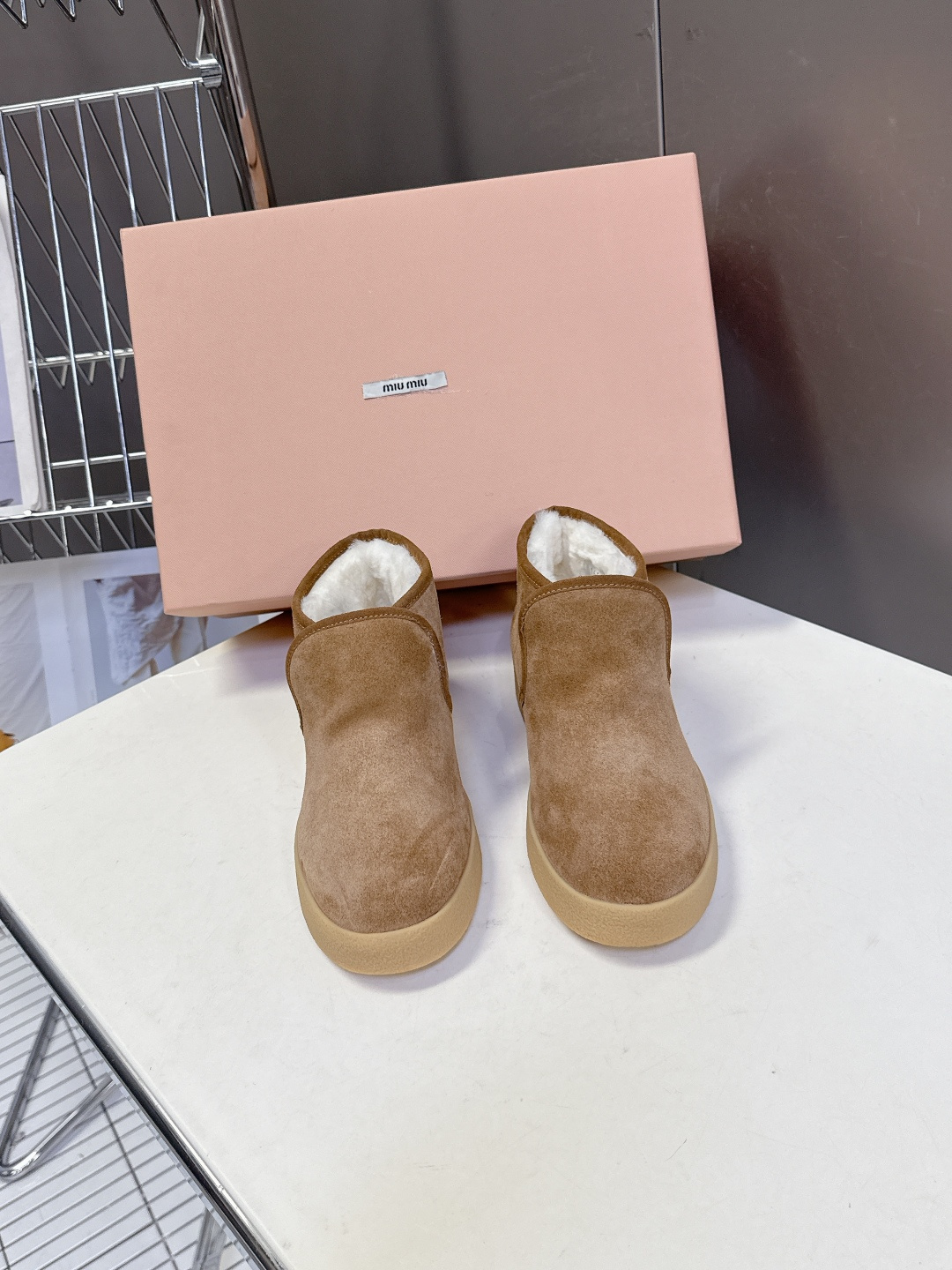 MiuMiu缪缪最新走秀款复古毛毛鞋 一脚蹬短靴官方秀场出镜率最高的单品 超多明星时尚博主种草 miu系