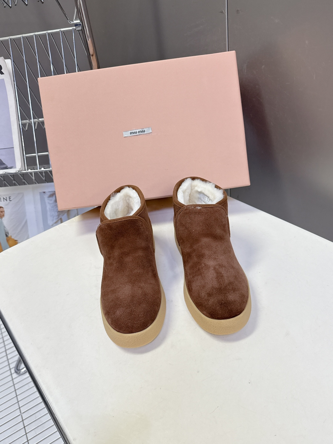 MiuMiu缪缪最新走秀款复古毛毛鞋 一脚蹬短靴官方秀场出镜率最高的单品 超多明星时尚博主种草 miu系