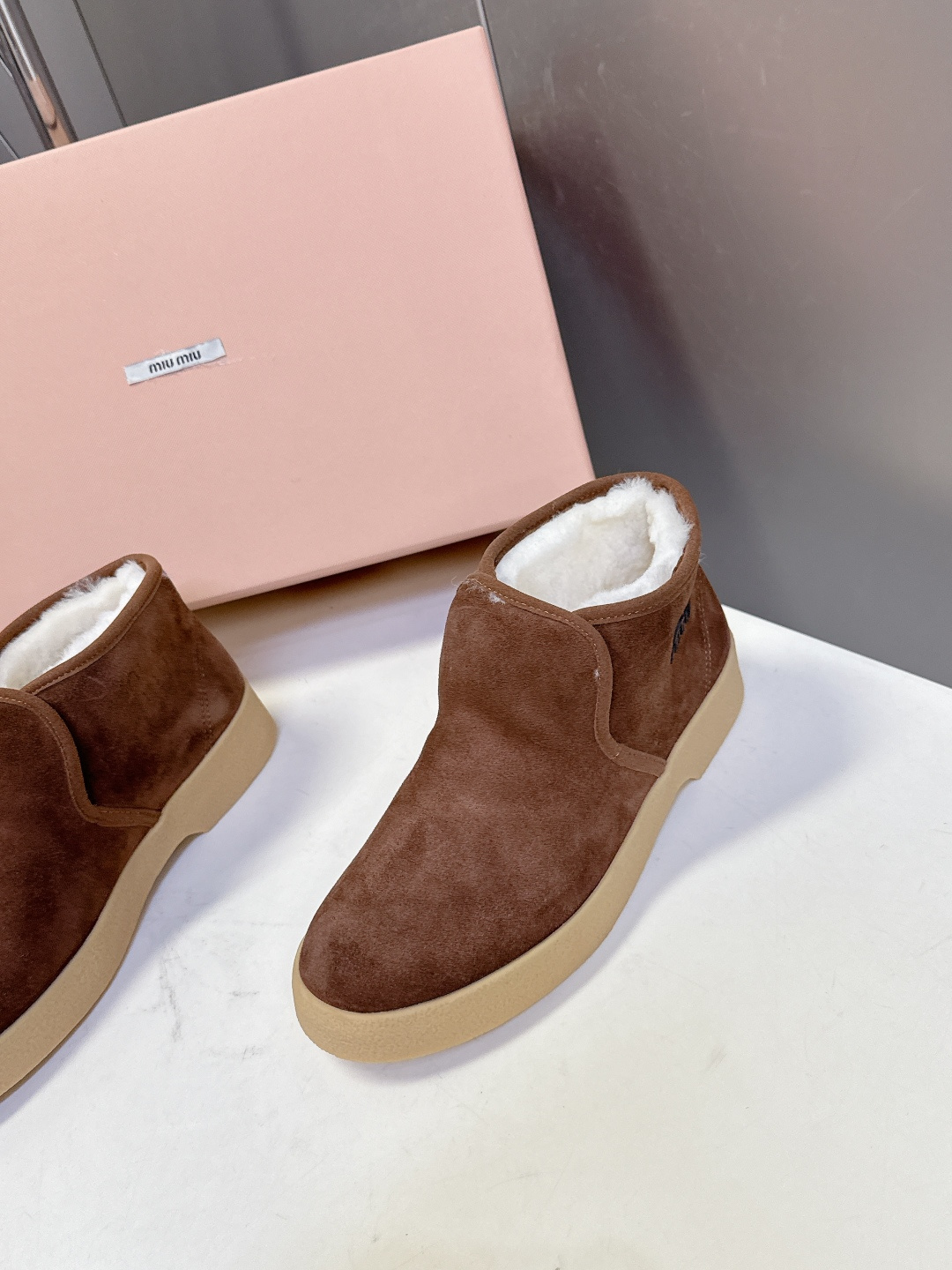 MiuMiu缪缪最新走秀款复古毛毛鞋 一脚蹬短靴官方秀场出镜率最高的单品 超多明星时尚博主种草 miu系