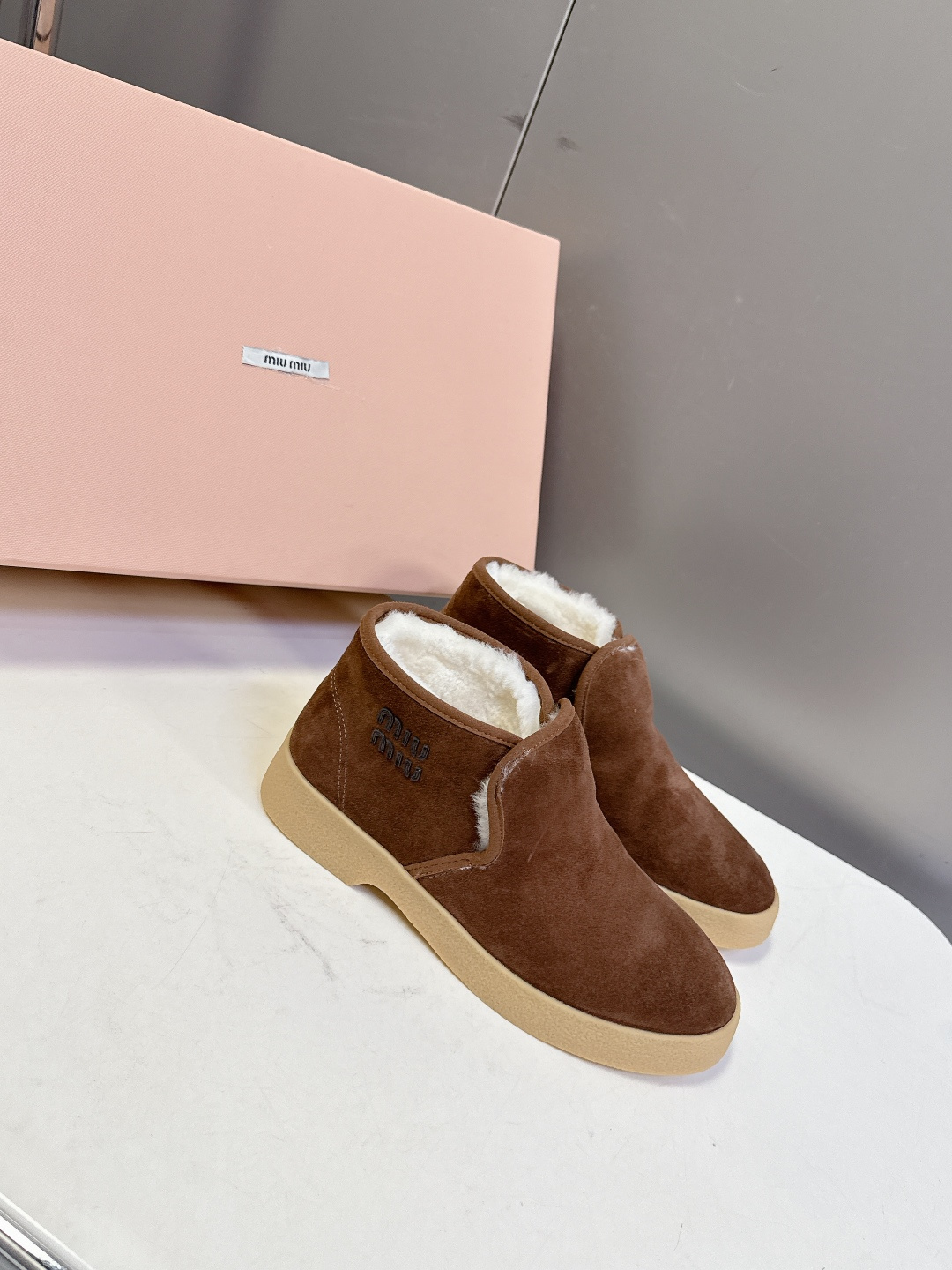 MiuMiu缪缪最新走秀款复古毛毛鞋 一脚蹬短靴官方秀场出镜率最高的单品 超多明星时尚博主种草 miu系