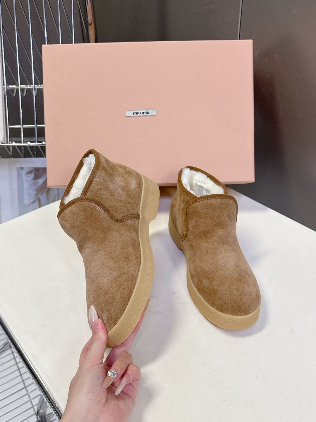 MiuMiu缪缪最新走秀款复古毛毛鞋 一脚蹬短靴官方秀场出镜率最高的单品 超多明星时尚博主种草 miu系