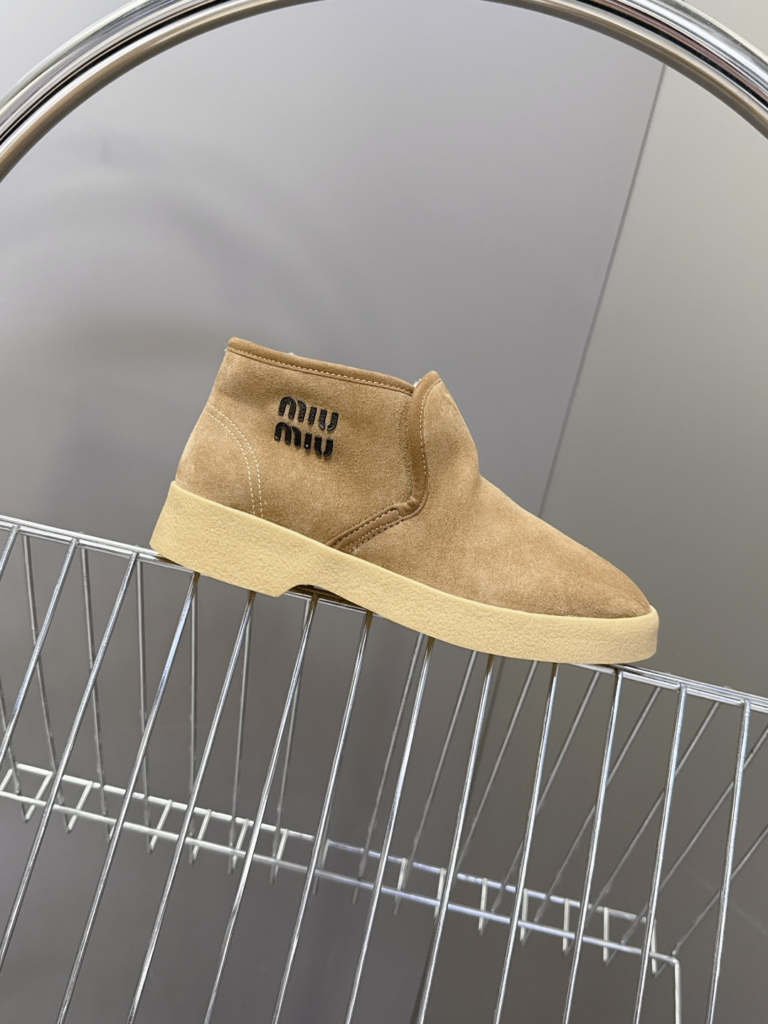 MiuMiu缪缪最新走秀款复古毛毛鞋 一脚蹬短靴官方秀场出镜率最高的单品 超多明星时尚博主种草 miu系