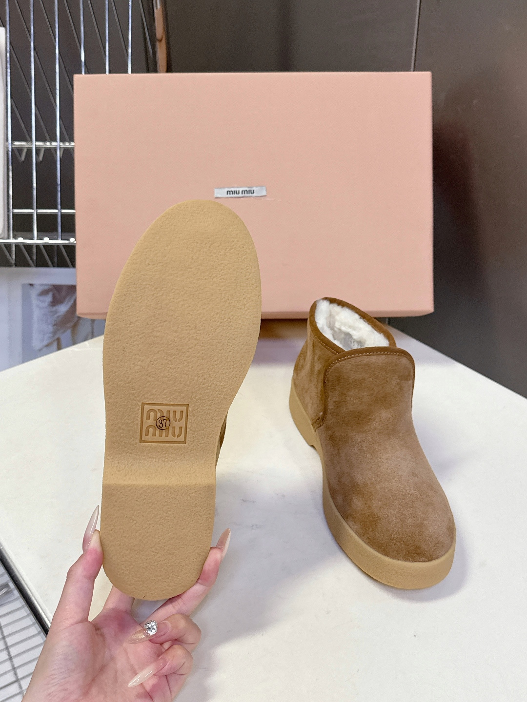 MiuMiu缪缪最新走秀款复古毛毛鞋 一脚蹬短靴官方秀场出镜率最高的单品 超多明星时尚博主种草 miu系