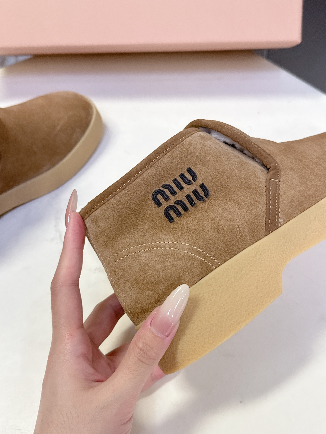 MiuMiu缪缪最新走秀款复古毛毛鞋 一脚蹬短靴官方秀场出镜率最高的单品 超多明星时尚博主种草 miu系