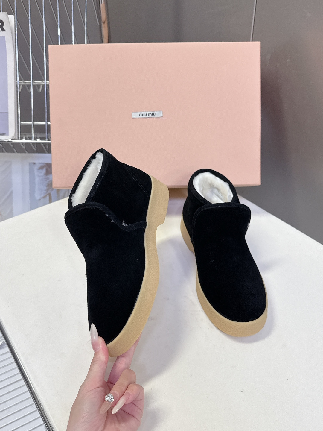 MiuMiu缪缪最新走秀款复古毛毛鞋 一脚蹬短靴官方秀场出镜率最高的单品 超多明星时尚博主种草 miu系