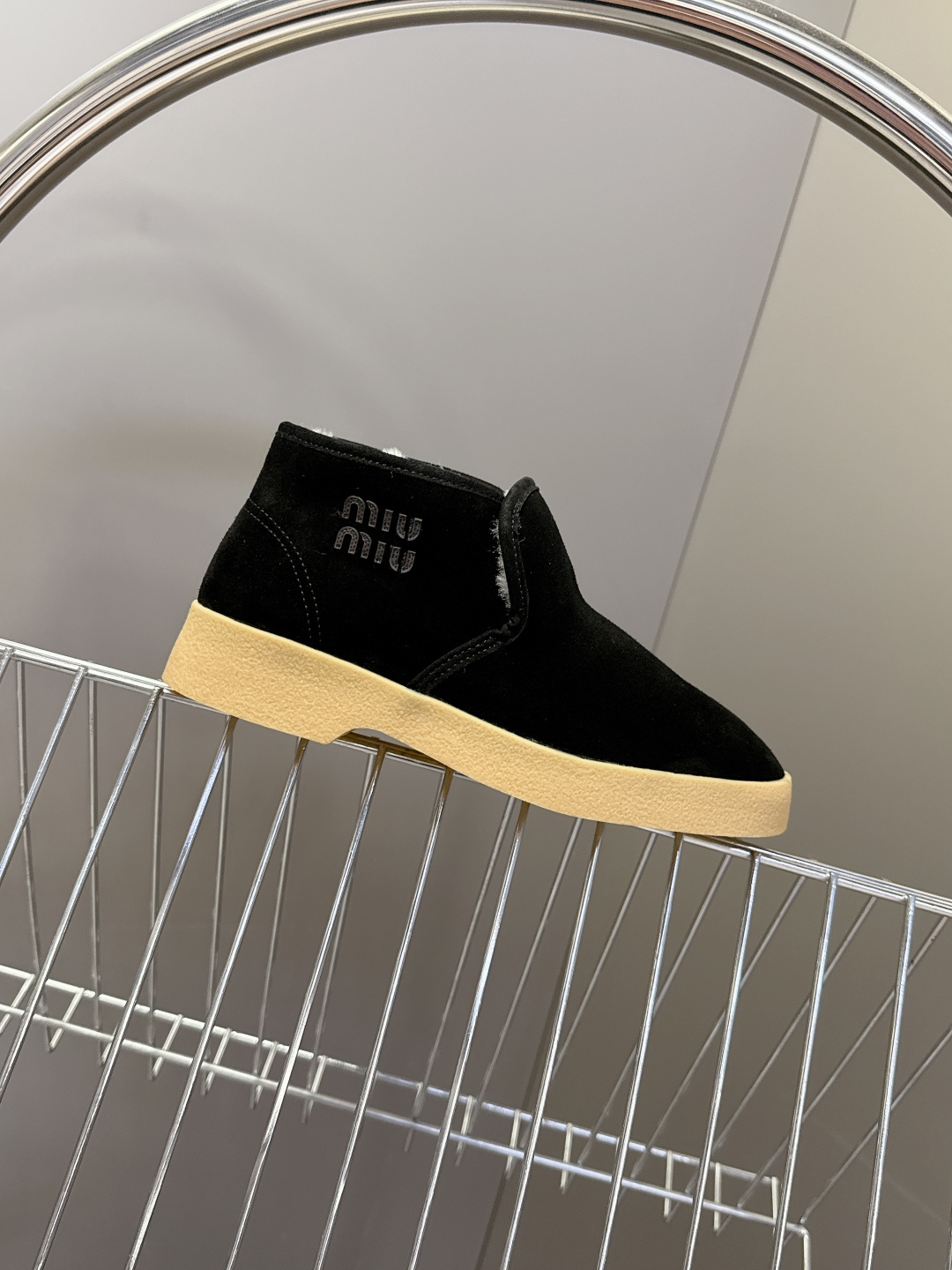 MiuMiu缪缪最新走秀款复古毛毛鞋 一脚蹬短靴官方秀场出镜率最高的单品 超多明星时尚博主种草 miu系