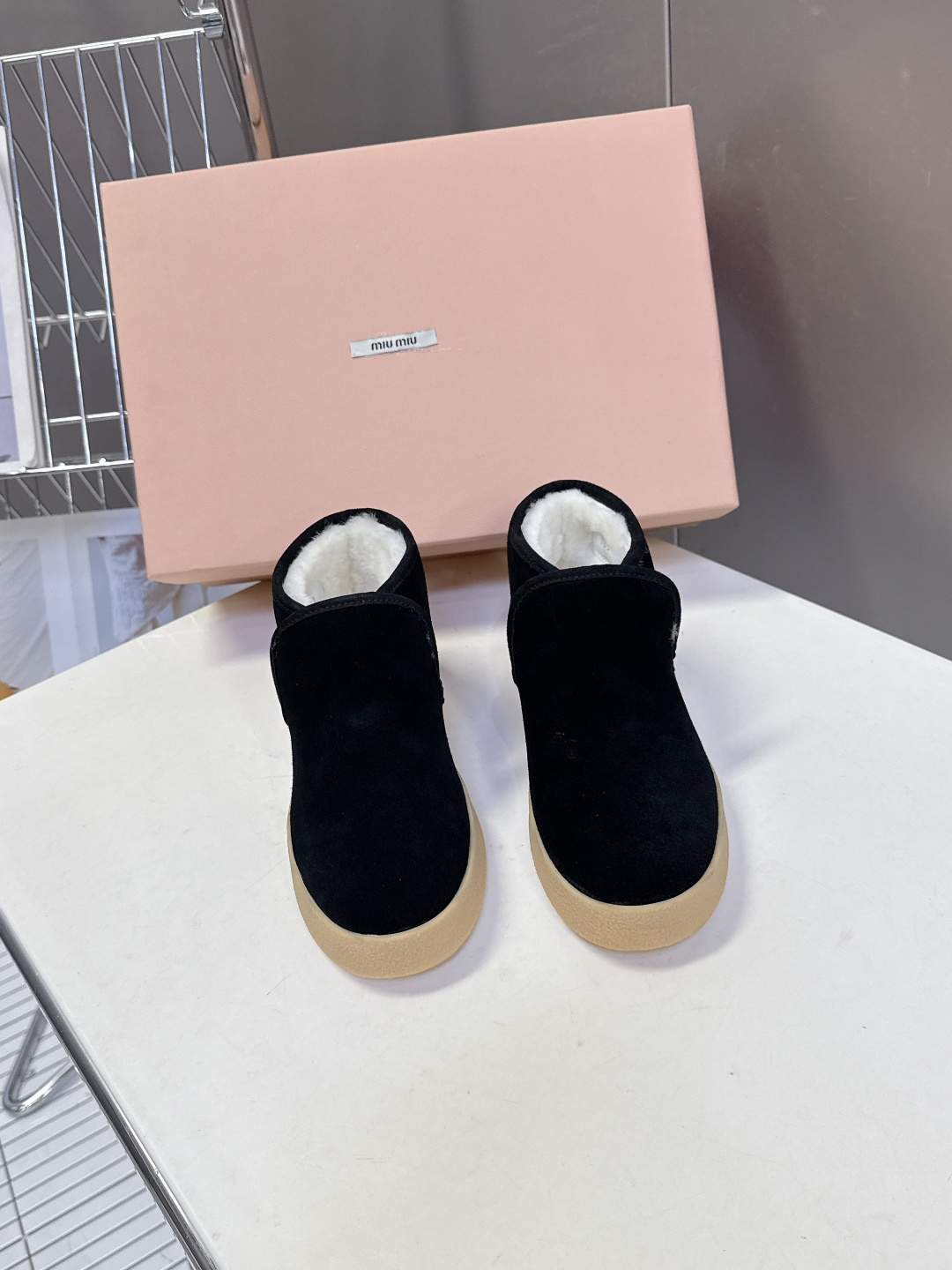 MiuMiu缪缪最新走秀款复古毛毛鞋 一脚蹬短靴官方秀场出镜率最高的单品 超多明星时尚博主种草 miu系