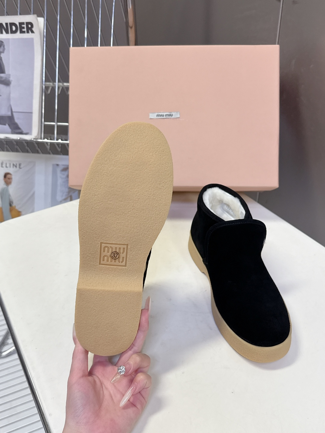 MiuMiu缪缪最新走秀款复古毛毛鞋 一脚蹬短靴官方秀场出镜率最高的单品 超多明星时尚博主种草 miu系