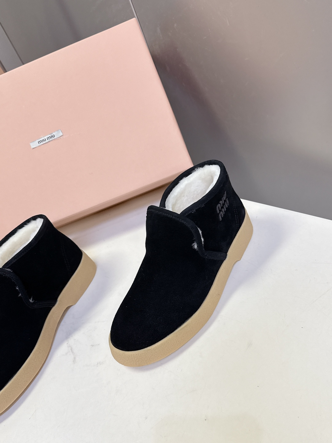 MiuMiu缪缪最新走秀款复古毛毛鞋 一脚蹬短靴官方秀场出镜率最高的单品 超多明星时尚博主种草 miu系