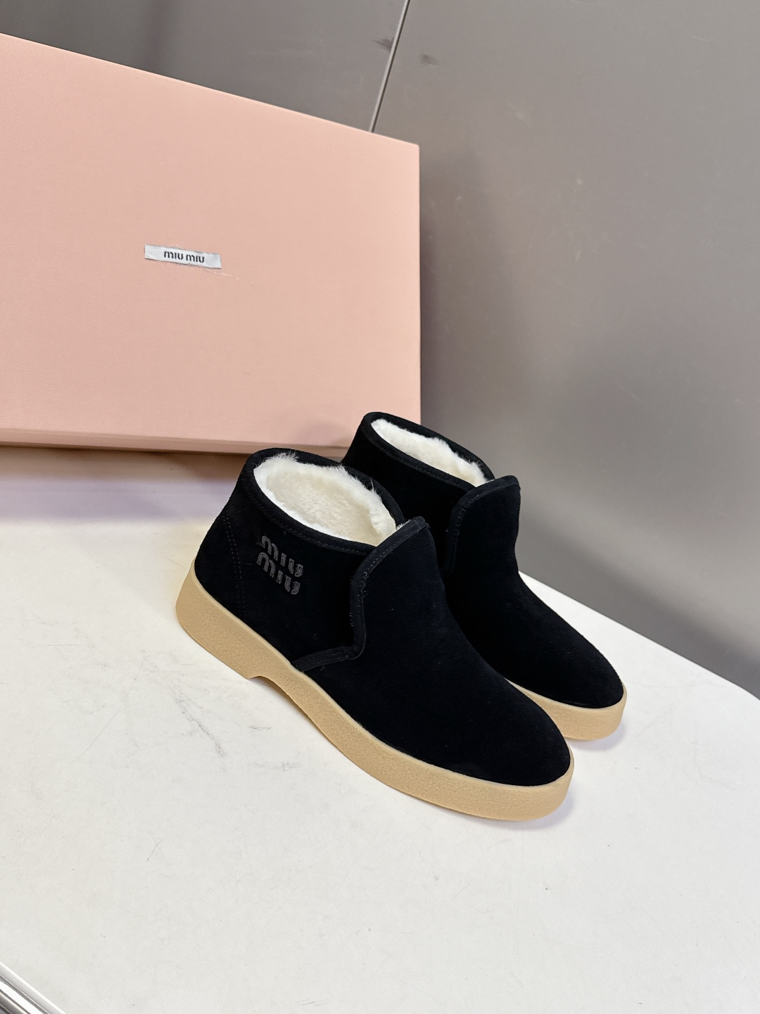 MiuMiu缪缪最新走秀款复古毛毛鞋 一脚蹬短靴官方秀场出镜率最高的单品 超多明星时尚博主种草 miu系