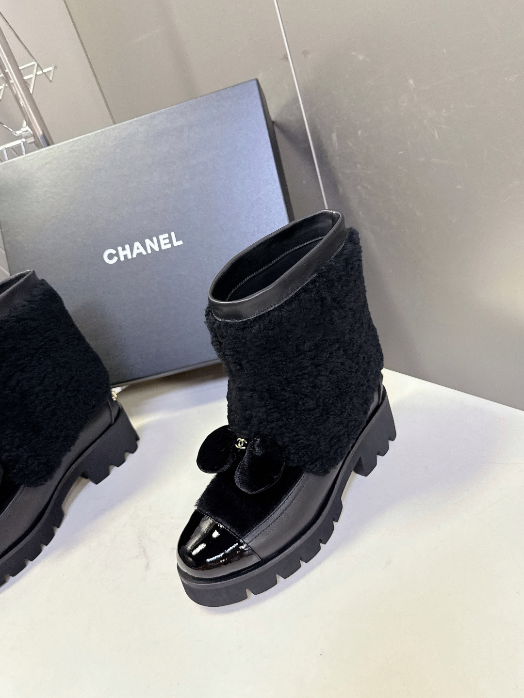 Chanel香奈儿25N滑雪系列蝴蝶结 羊羔毛短靴超多明星网红种草 可帅气可温柔的小香靴子 蝴蝶结也是它