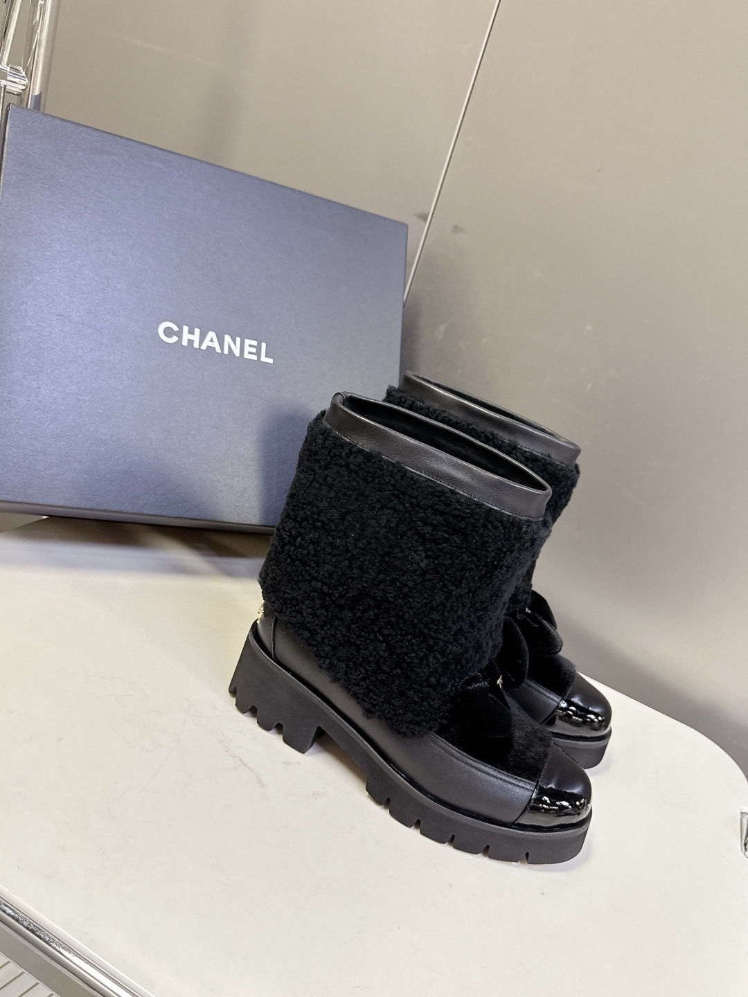 Chanel香奈儿25N滑雪系列蝴蝶结 羊羔毛短靴超多明星网红种草 可帅气可温柔的小香靴子 蝴蝶结也是它