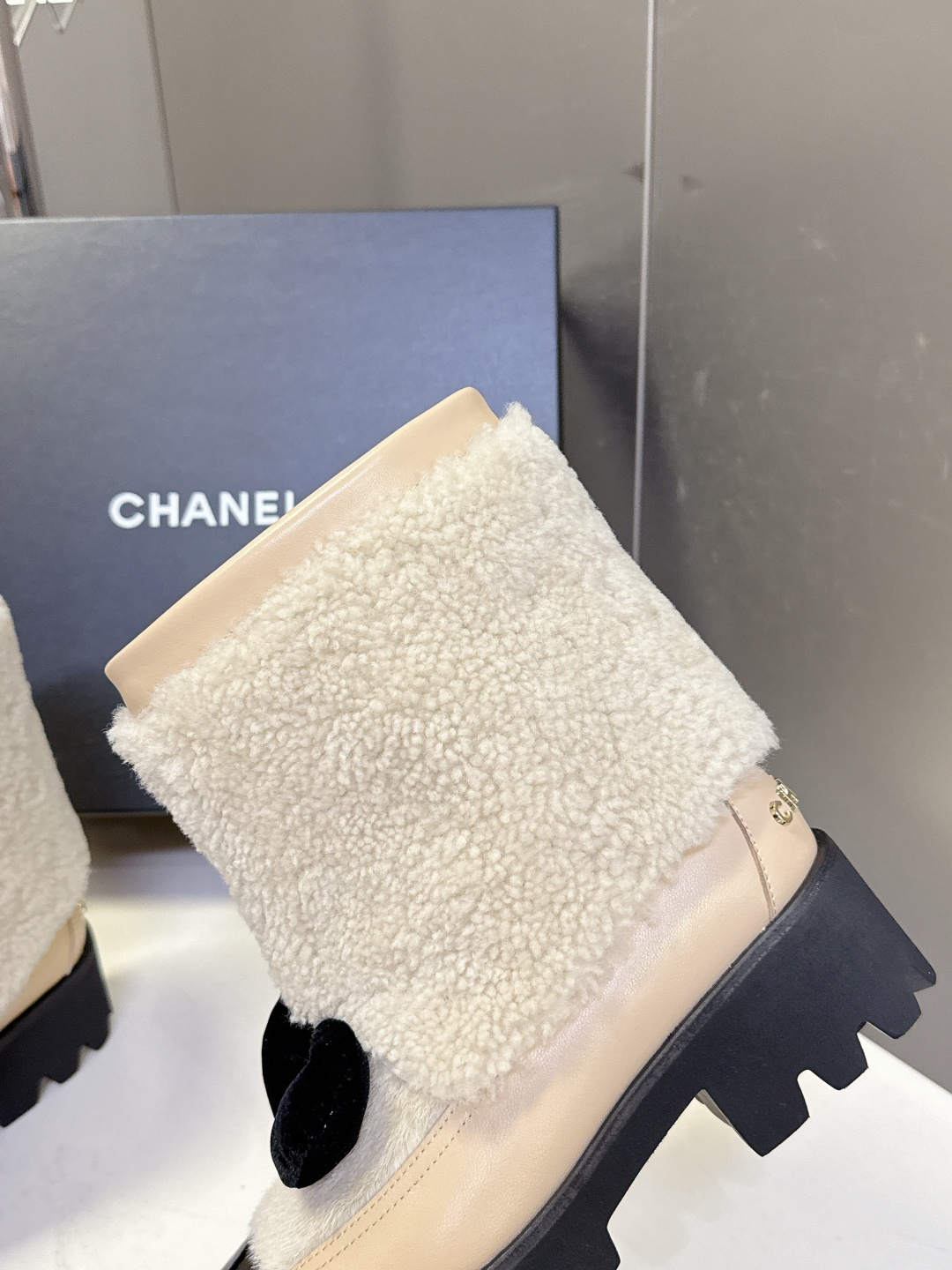 Chanel香奈儿25N滑雪系列蝴蝶结 羊羔毛短靴超多明星网红种草 可帅气可温柔的小香靴子 蝴蝶结也是它