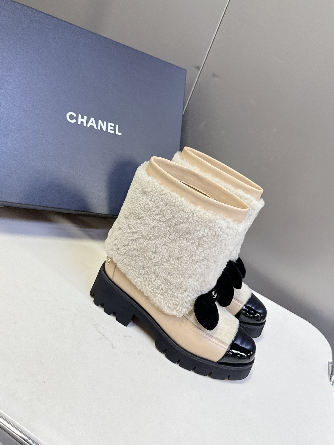 Chanel香奈儿25N滑雪系列蝴蝶结 羊羔毛短靴超多明星网红种草 可帅气可温柔的小香靴子 蝴蝶结也是它
