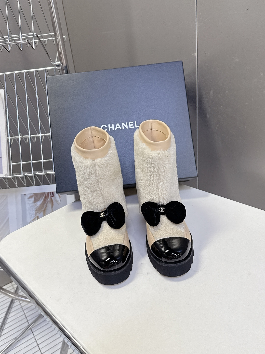 Chanel香奈儿25N滑雪系列蝴蝶结 羊羔毛短靴超多明星网红种草 可帅气可温柔的小香靴子 蝴蝶结也是它
