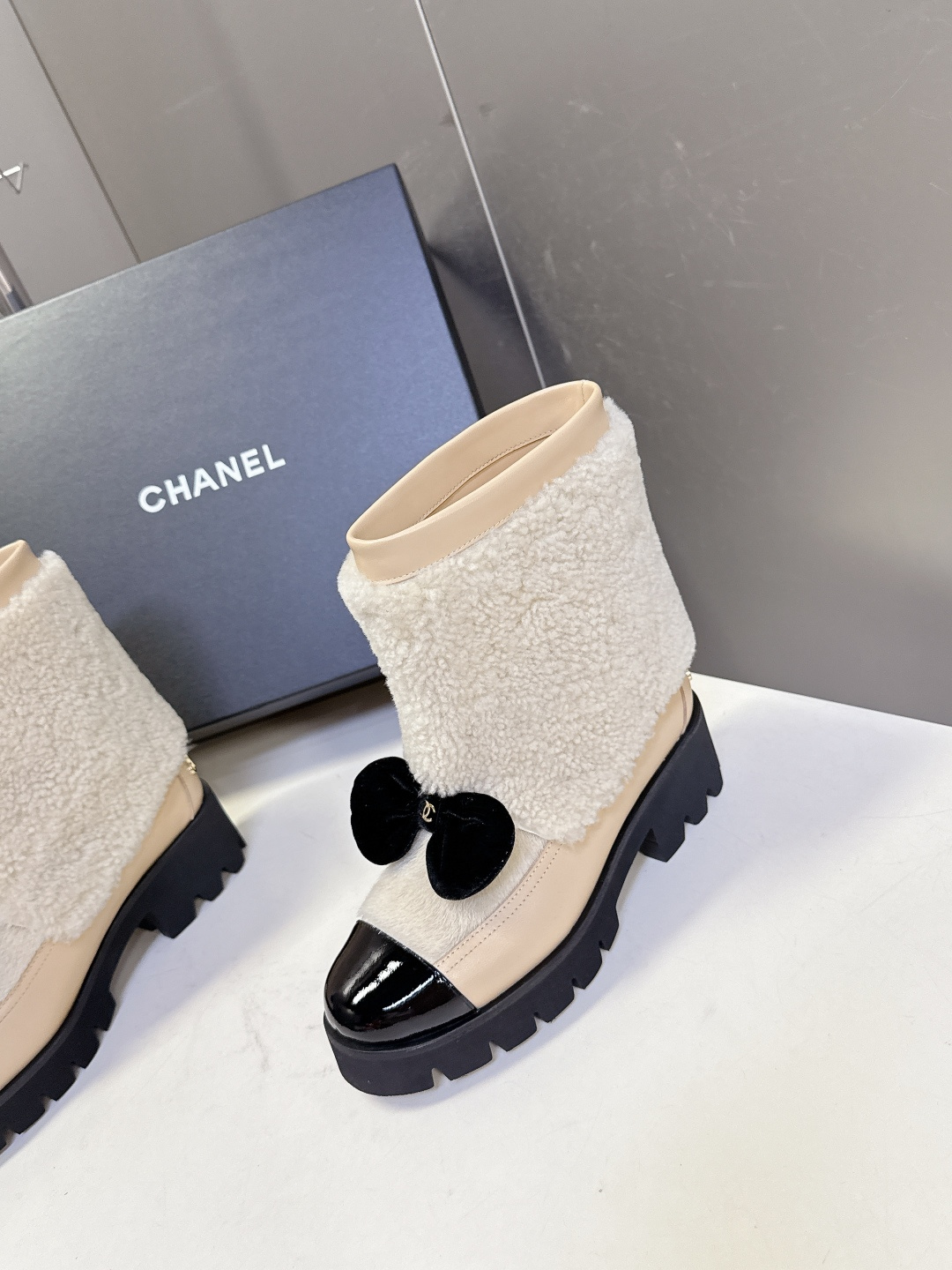 Chanel香奈儿25N滑雪系列蝴蝶结 羊羔毛短靴超多明星网红种草 可帅气可温柔的小香靴子 蝴蝶结也是它