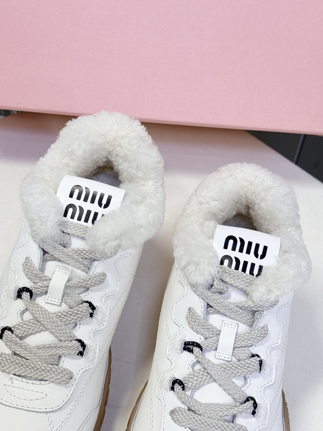 MiuMiu缪缪秋冬最新款 毛毛鞋 饼干鞋 休闲鞋超多明星网红种草 miu家最新爆款 前卫大胆的设计，M