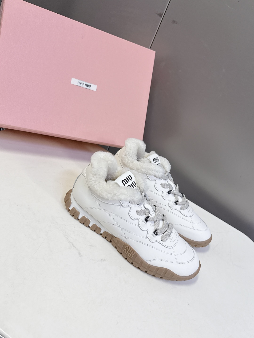 MiuMiu缪缪秋冬最新款 毛毛鞋 饼干鞋 休闲鞋超多明星网红种草 miu家最新爆款 前卫大胆的设计，M