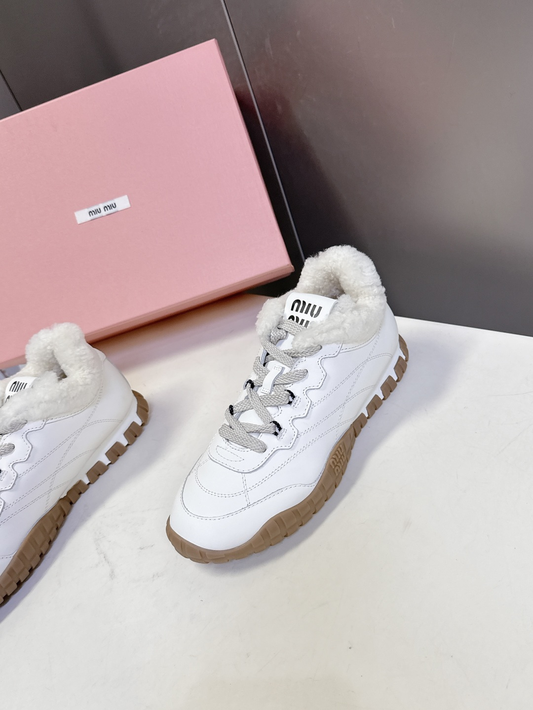 MiuMiu缪缪秋冬最新款 毛毛鞋 饼干鞋 休闲鞋超多明星网红种草 miu家最新爆款 前卫大胆的设计，M