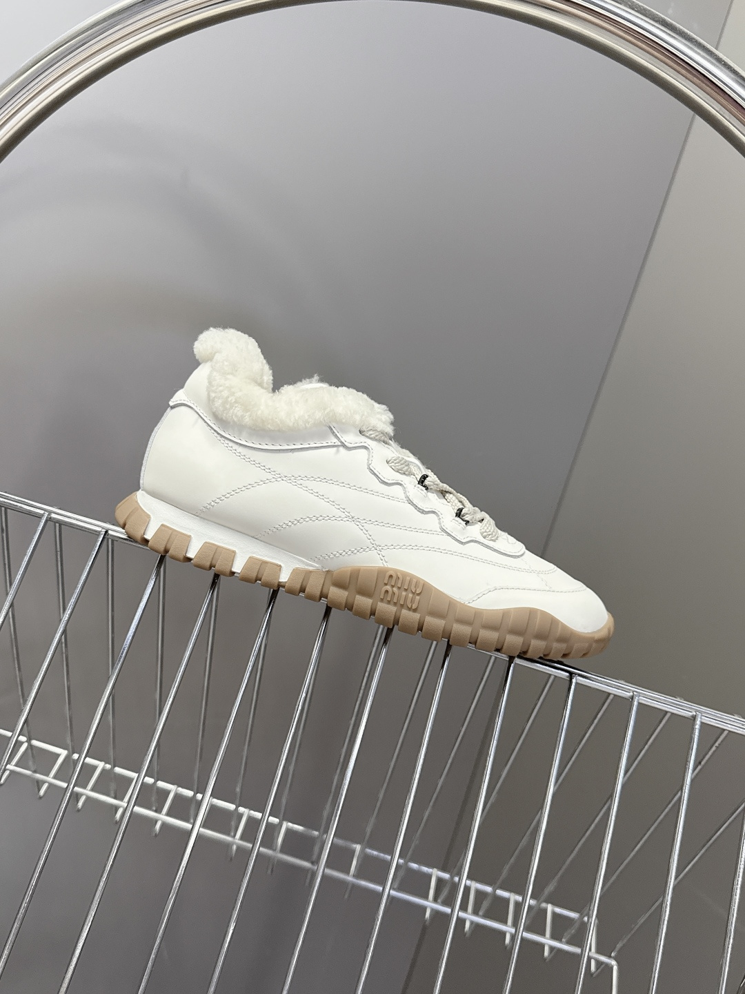 MiuMiu缪缪秋冬最新款 毛毛鞋 饼干鞋 休闲鞋超多明星网红种草 miu家最新爆款 前卫大胆的设计，M