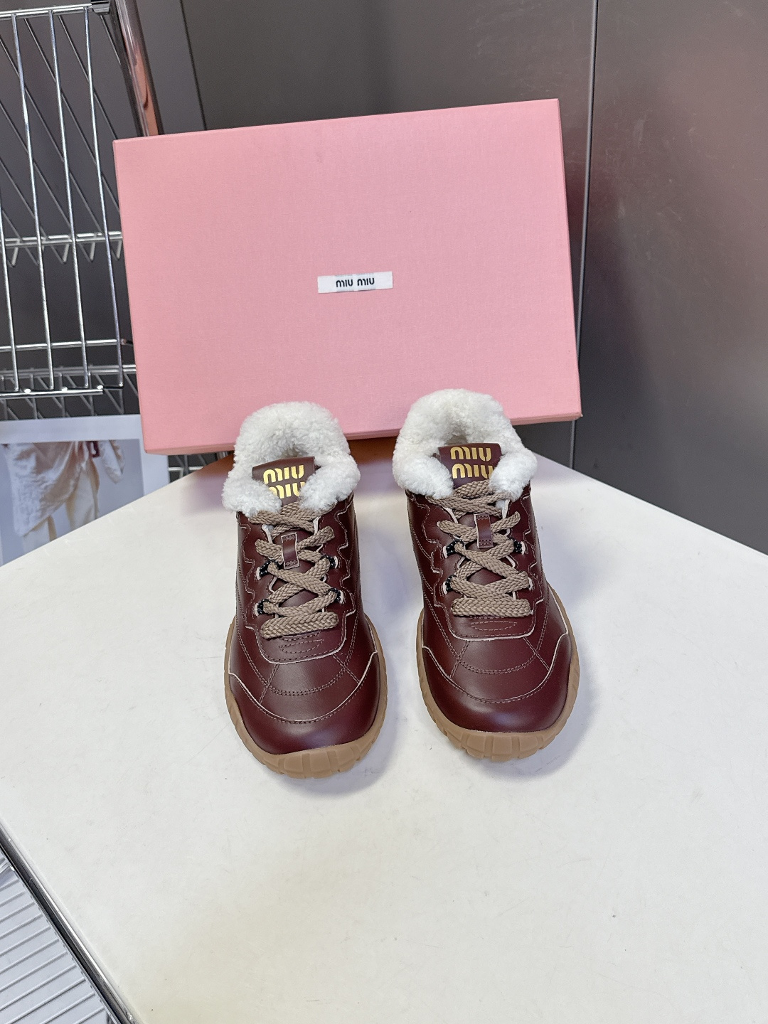 NO:593836,Miu Miu's latest autumn and winter styles, furry shoes, biscuit shoes, casual shoes, many celebrity Internet celebrities, the latest popular models from miu, avant-garde and bold design, Miu Miu style is integrated into the simple lines of this thick-soled canvas sneaker, with unique logos on the tongue and back, embellished with retro design, adding iconic elements!  Thick-soled design defines avant-garde modern style fabric. Original customized fabric/cow suede. Real wool lining. Super warm. Original open-molded non-slip rubber outsole. Size35-40 (customized for 40 units, non-returnable), casual shoes/sports shoes, miumiu, sneakers19860909MiuMiu缪缪秋冬最新款 毛毛鞋 饼干鞋 休闲鞋 超多明星网红种草 miu家最新爆款 前卫大胆的设计,Miu Miu风格融于此款厚底帆布运动鞋的简约线条,别致徽标饰于鞋舌与背面,点缀复古设计,平添标志性元素！厚底设计定义前卫的现代风格面料原版定制布料/牛反绒 内里真羊毛 超级暖和 鞋底原版开模防滑橡胶大底 Size35-40（40定制不退换）,休闲鞋/运动鞋毛毛鞋,miumiu,sneakers,Women's Shoes