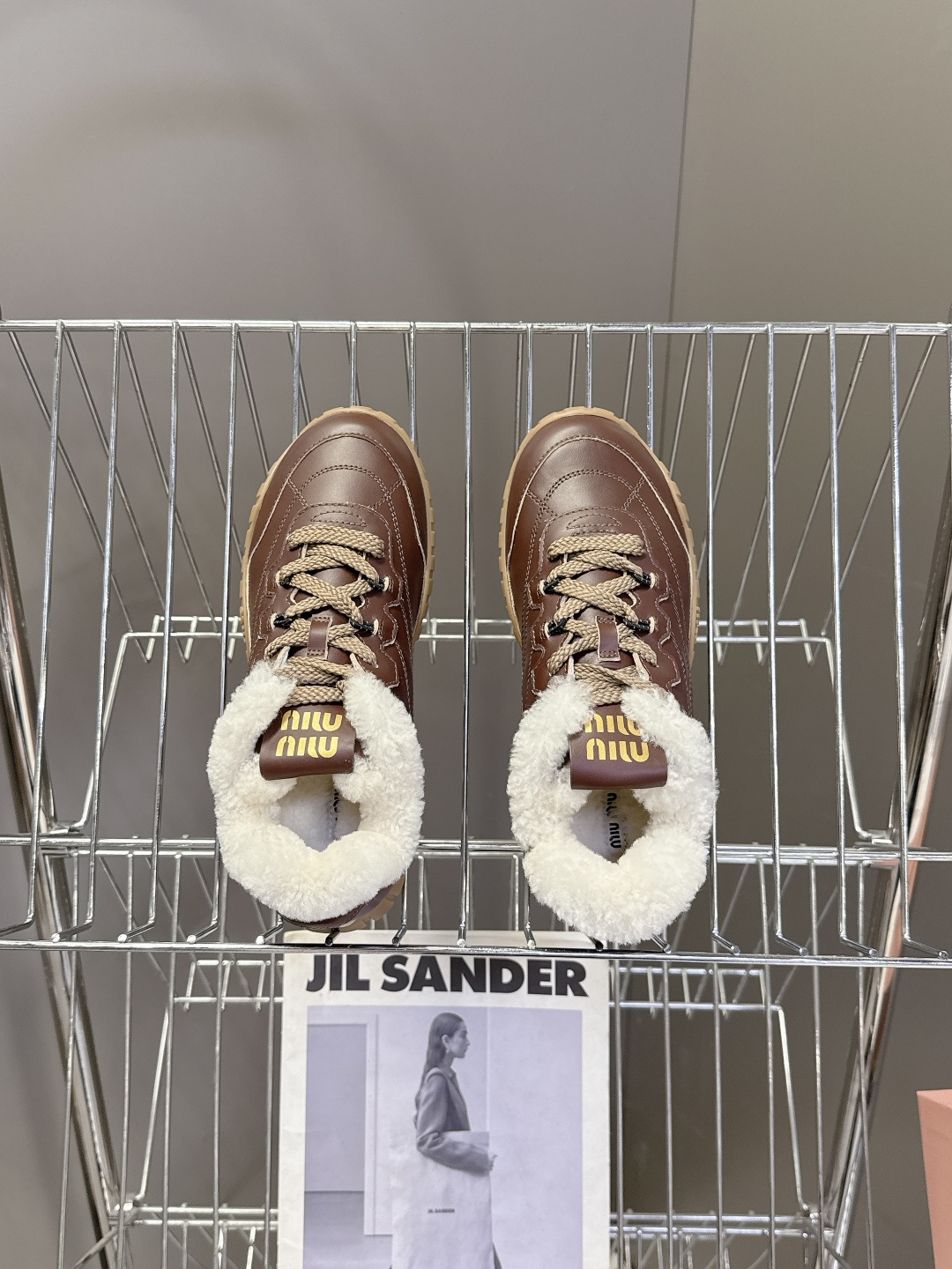 MiuMiu缪缪秋冬最新款 毛毛鞋 饼干鞋 休闲鞋超多明星网红种草 miu家最新爆款 前卫大胆的设计，M