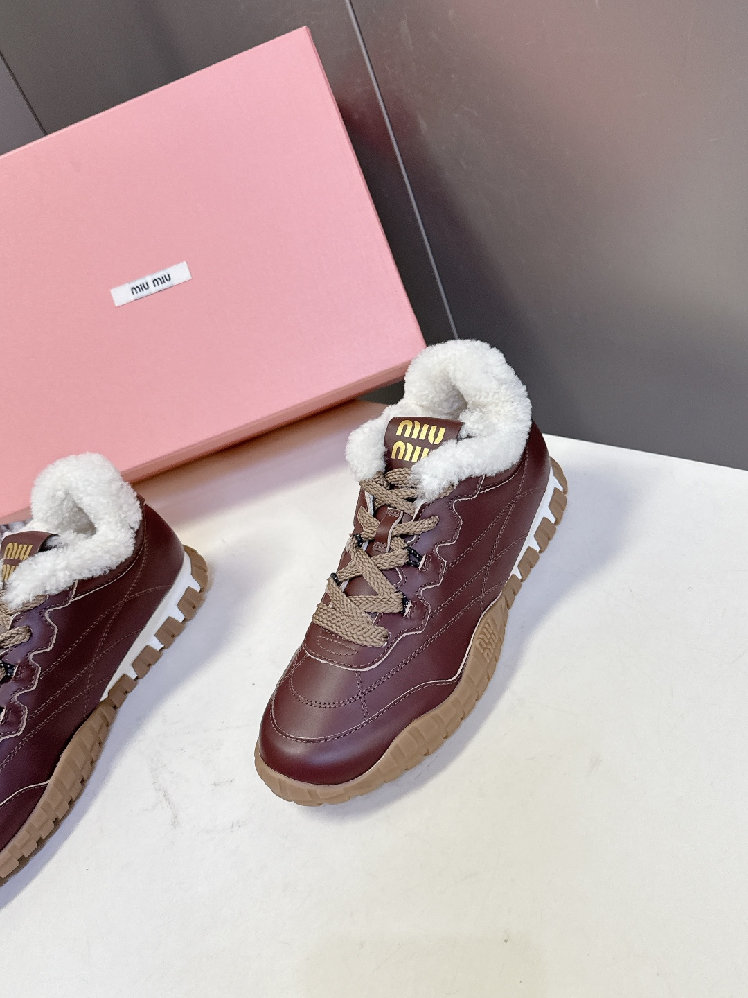 MiuMiu缪缪秋冬最新款 毛毛鞋 饼干鞋 休闲鞋超多明星网红种草 miu家最新爆款 前卫大胆的设计，M