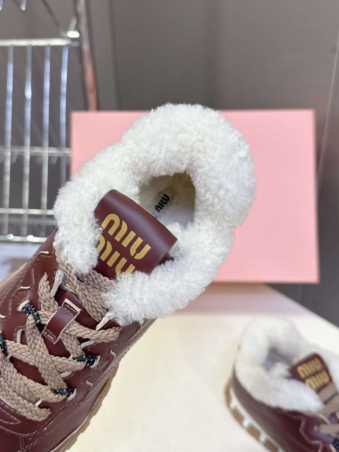 MiuMiu缪缪秋冬最新款 毛毛鞋 饼干鞋 休闲鞋超多明星网红种草 miu家最新爆款 前卫大胆的设计，M