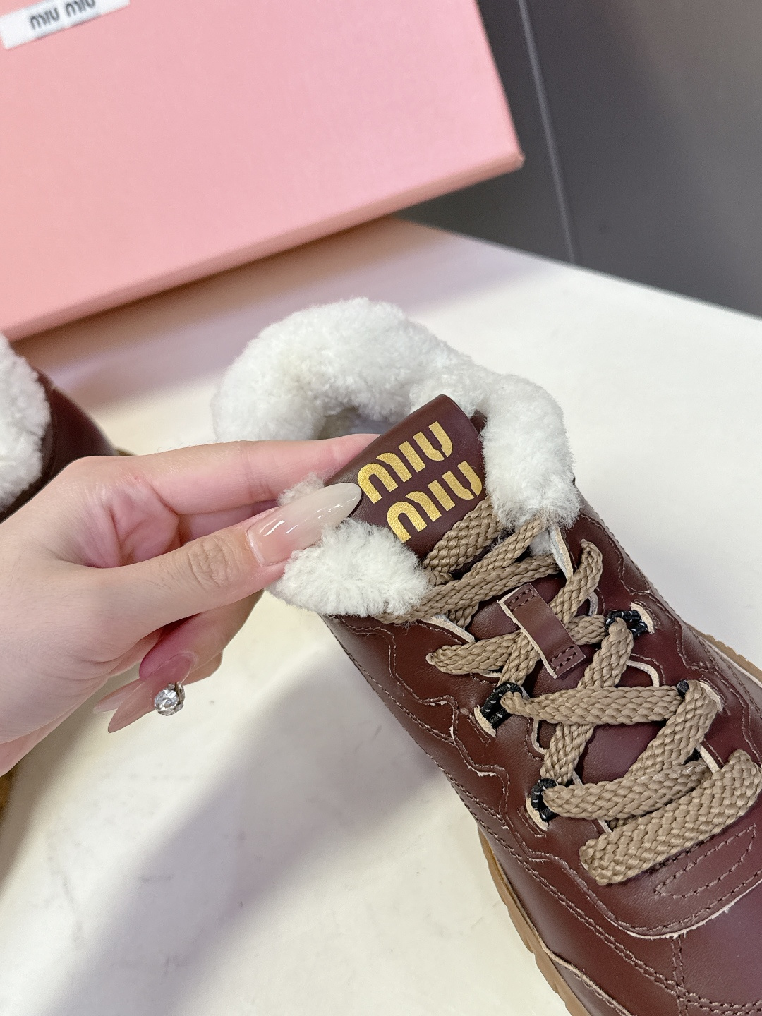 MiuMiu缪缪秋冬最新款 毛毛鞋 饼干鞋 休闲鞋超多明星网红种草 miu家最新爆款 前卫大胆的设计，M