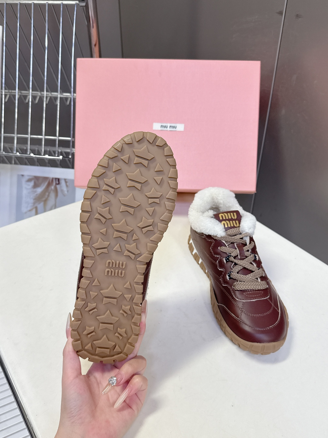 MiuMiu缪缪秋冬最新款 毛毛鞋 饼干鞋 休闲鞋超多明星网红种草 miu家最新爆款 前卫大胆的设计，M