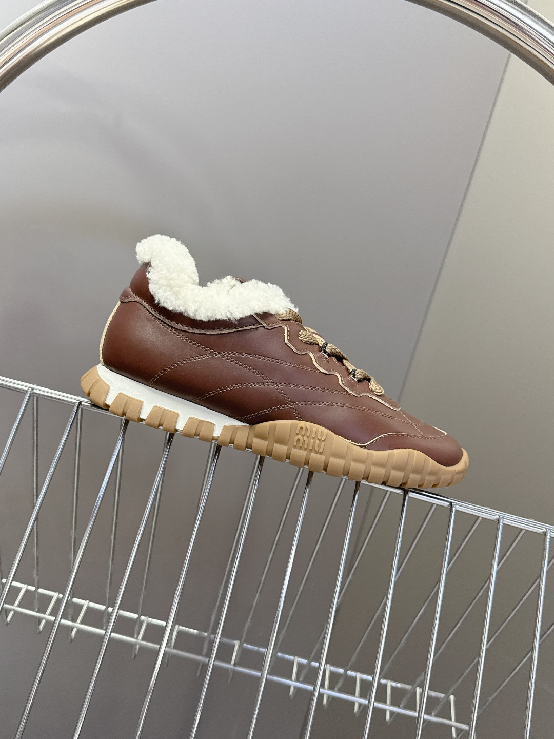 MiuMiu缪缪秋冬最新款 毛毛鞋 饼干鞋 休闲鞋超多明星网红种草 miu家最新爆款 前卫大胆的设计，M