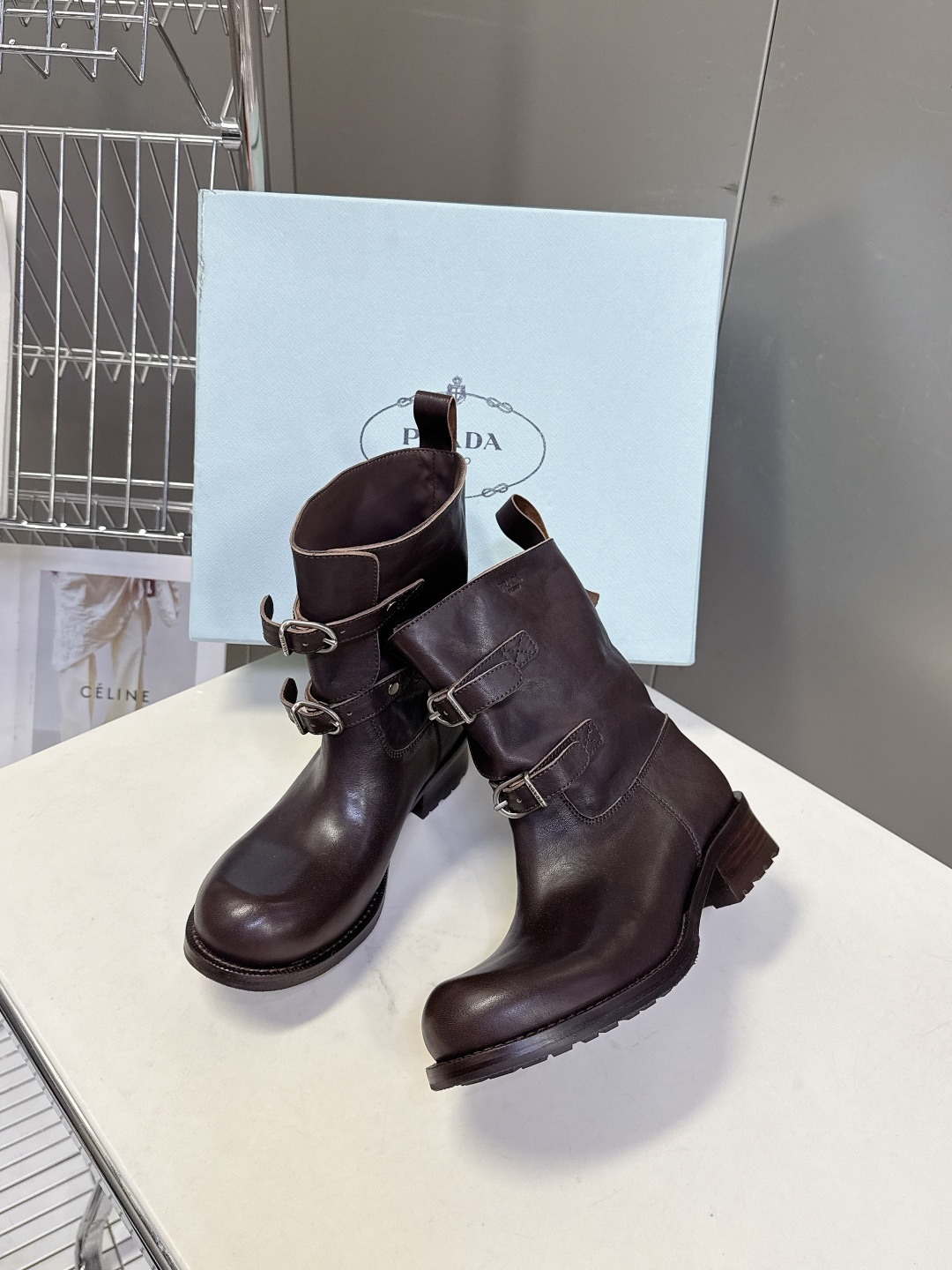 普拉达PRADA2025秋冬最新扣子短靴 超多明星时尚博主种草 感受秋日与西部复古风的碰撞 慵懒风席卷而