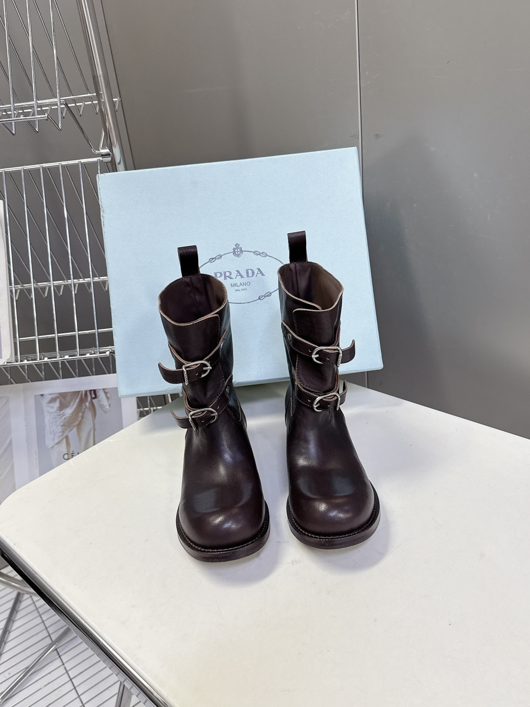 普拉达PRADA2025秋冬最新扣子短靴 超多明星时尚博主种草 感受秋日与西部复古风的碰撞 慵懒风席卷而