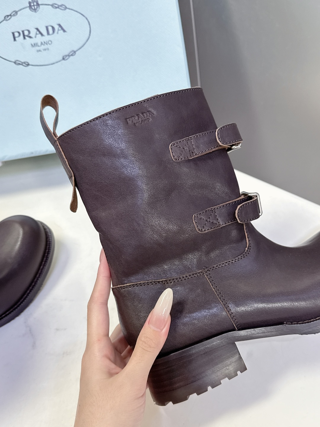 普拉达PRADA2025秋冬最新扣子短靴 超多明星时尚博主种草 感受秋日与西部复古风的碰撞 慵懒风席卷而