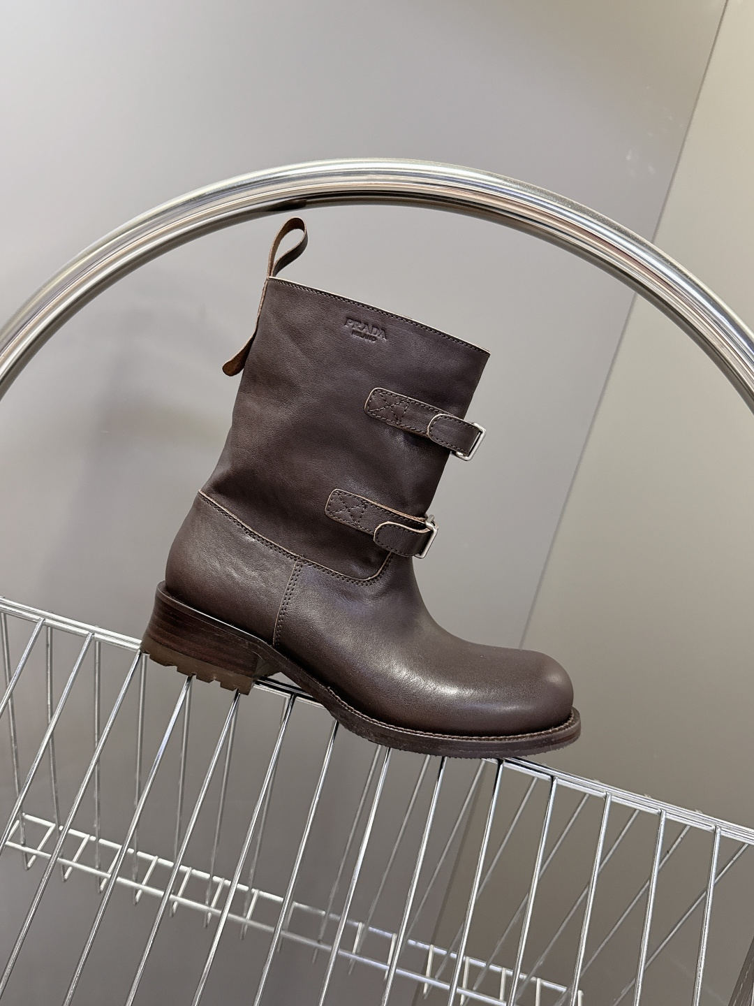 普拉达PRADA2025秋冬最新扣子短靴 超多明星时尚博主种草 感受秋日与西部复古风的碰撞 慵懒风席卷而